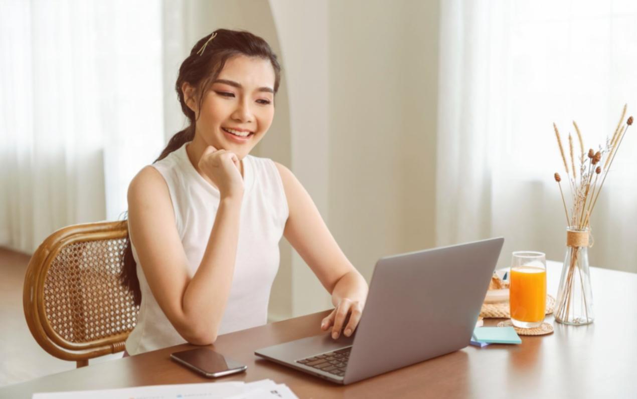 Teilnehmer analysieren SEO-Daten auf mehreren Bildschirmen